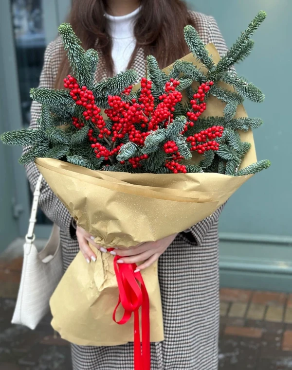 Букет "Jingle berry" — Букет "Jingle berry" — нестандартный цветочный подарок с выразительным декоративным оформлением.